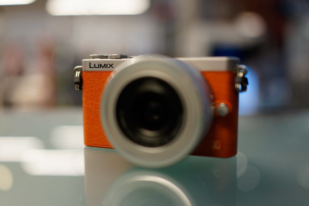 Corpo mirrorless compacto Panasonic Lumix com lente intercambiável